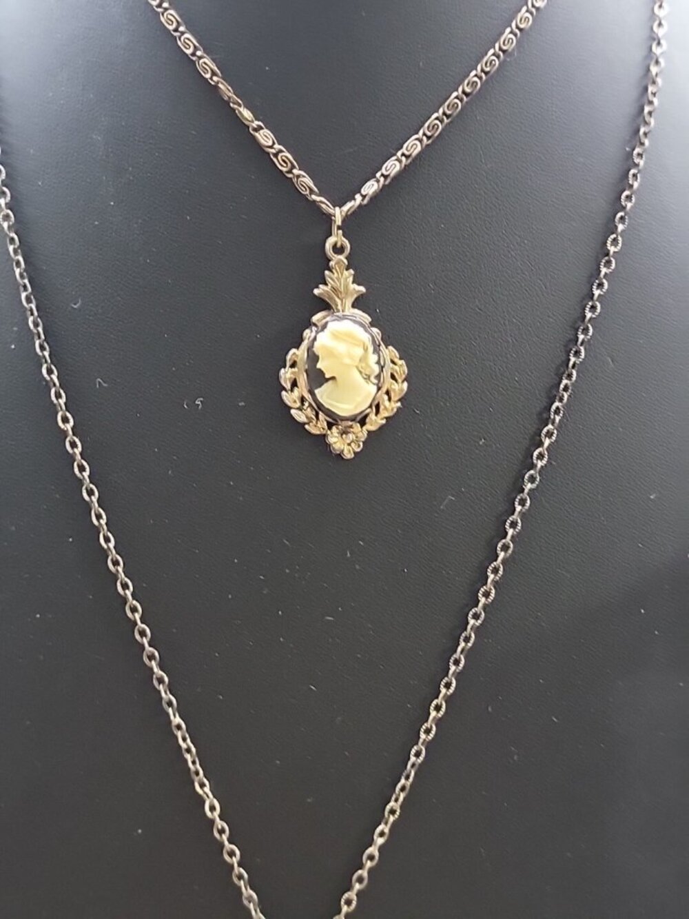 Double Faux Glass Cameo Necklace 18" Gold Tone Chain Right & Left Facing - Picture 3 of 13